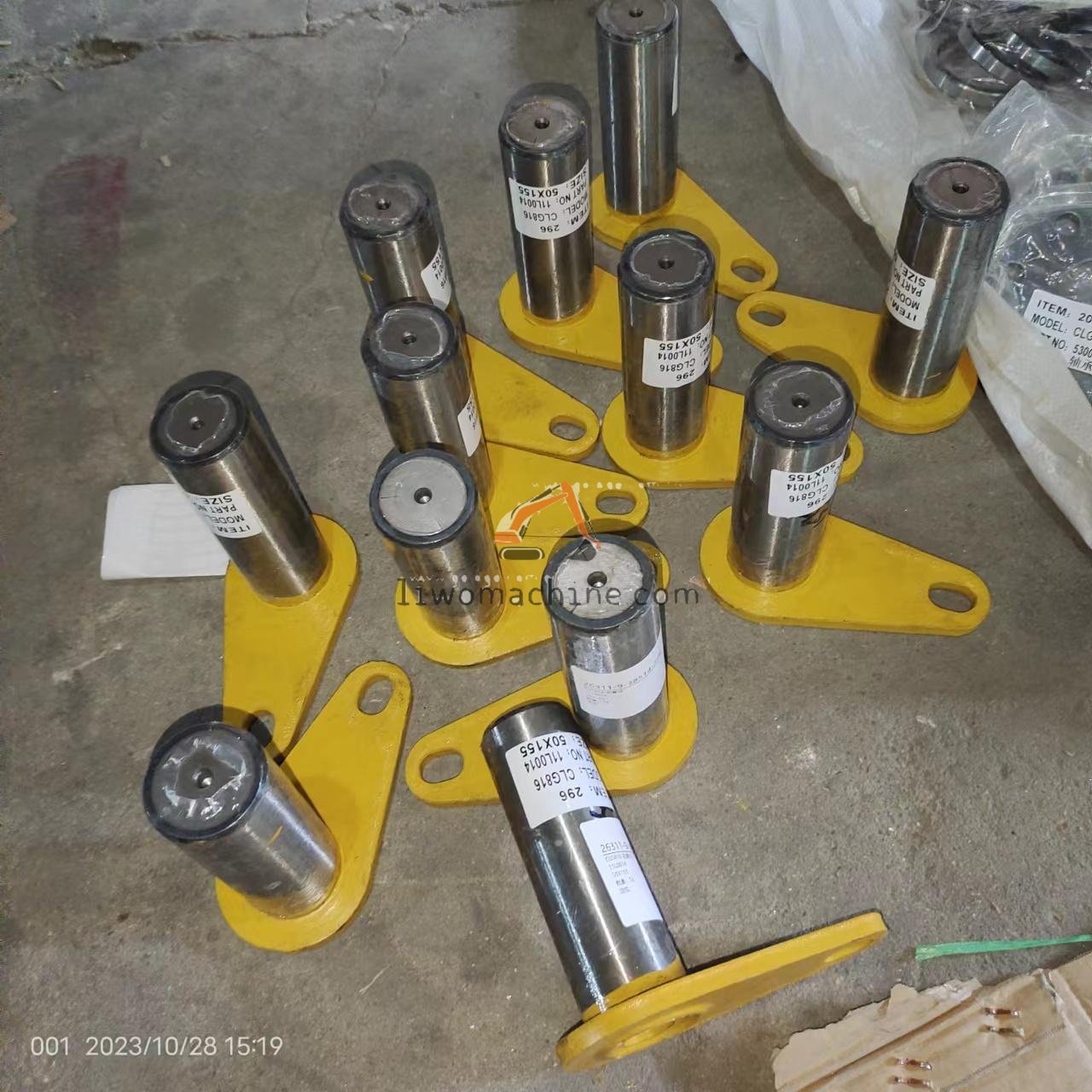 XCMG 11L0014 CLG816 摇臂销 - Professional Construction Machinery Parts