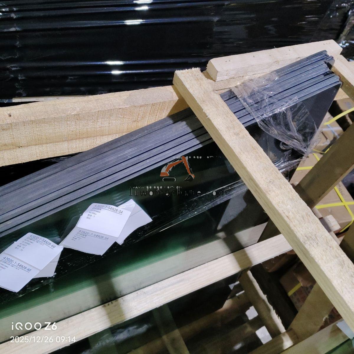 XCMG 252910804 前挡风玻璃 - Professional Construction Machinery Parts