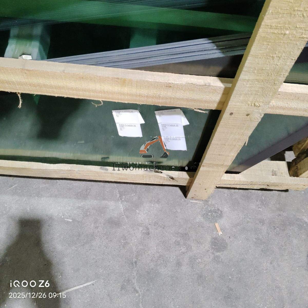 XCMG 252910806 右前玻璃 - Professional Construction Machinery Parts