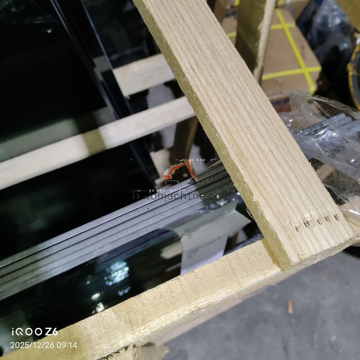 XCMG 252910811 后挡风玻璃 - Professional Construction Machinery Parts