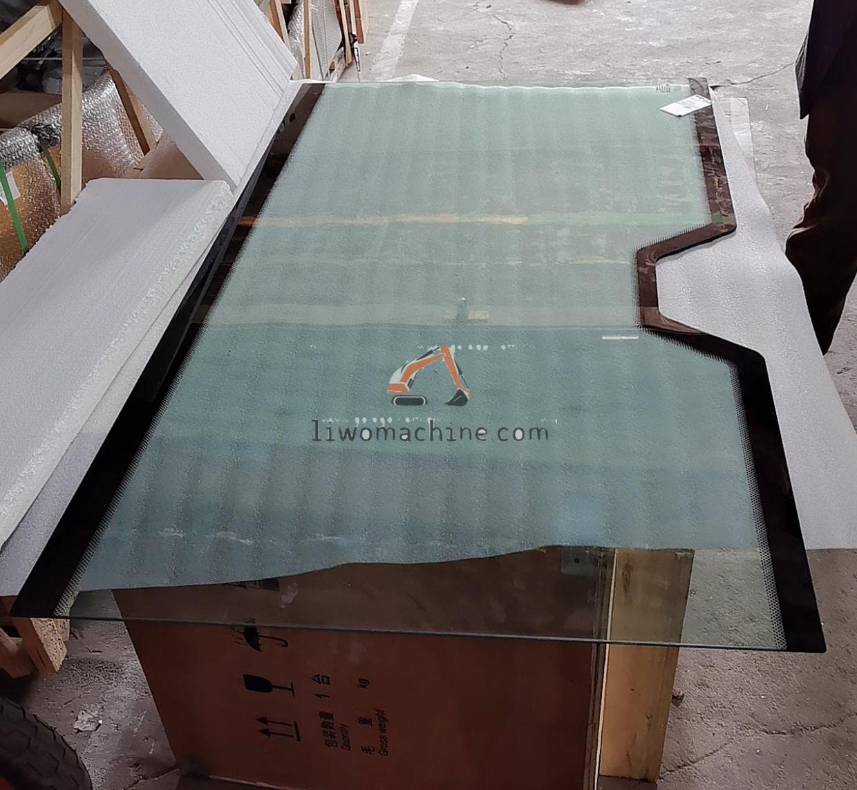 XCMG 28250022641 后玻璃 - Professional Construction Machinery Parts