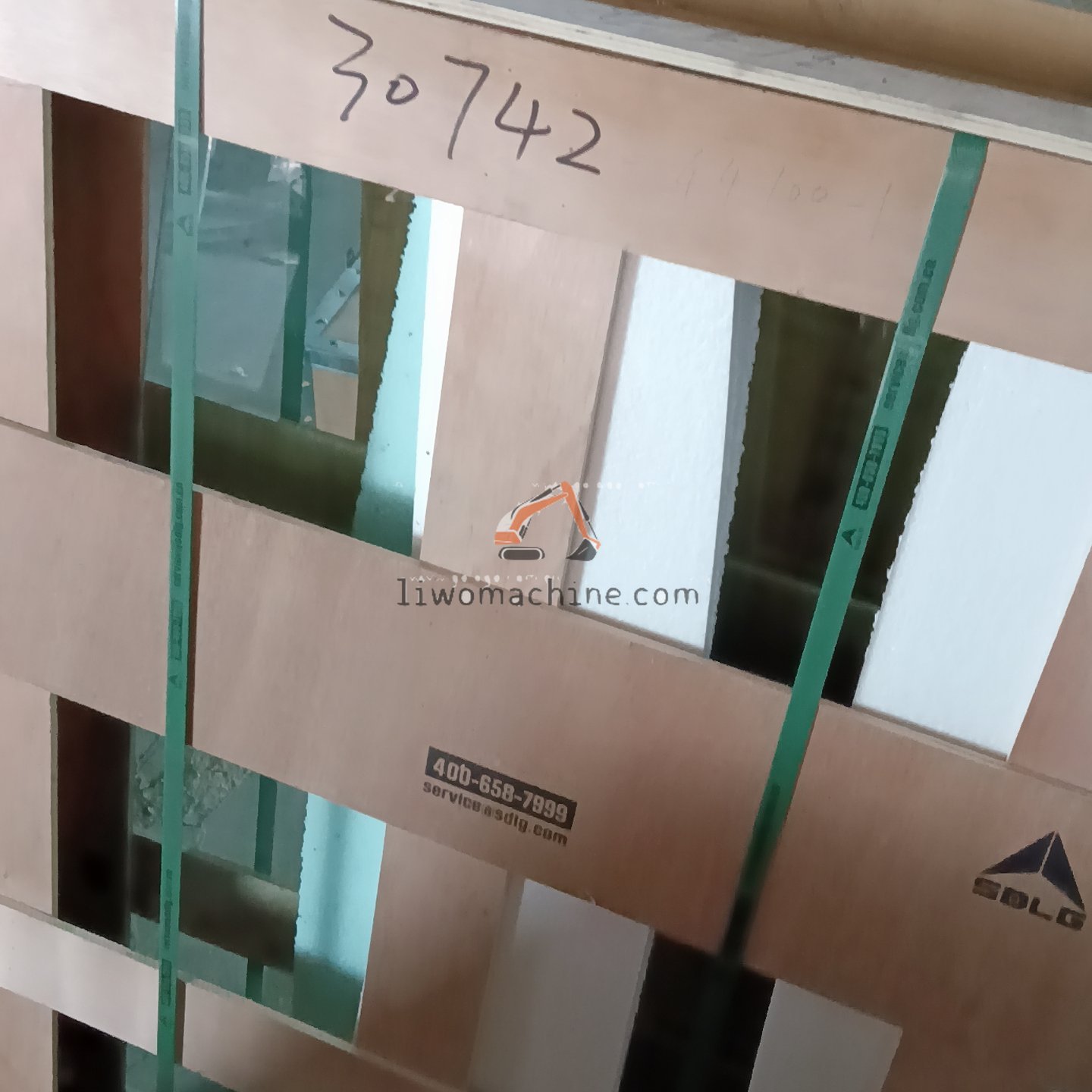XCMG 29290027081 前挡风玻璃 - Professional Construction Machinery Parts