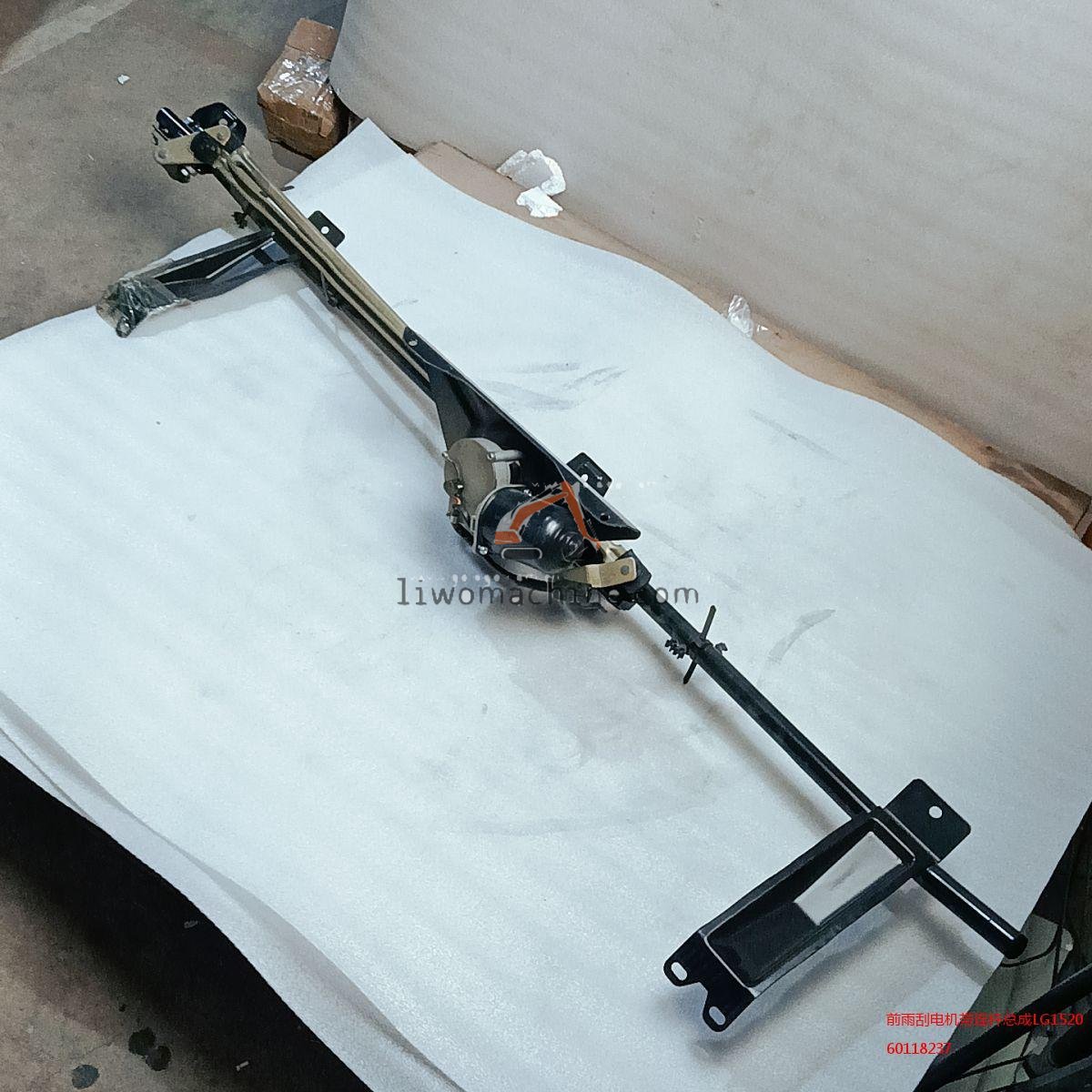 XCMG 60118237 前雨刮电机带连杆总成LG1520 - Professional Construction Machinery Parts