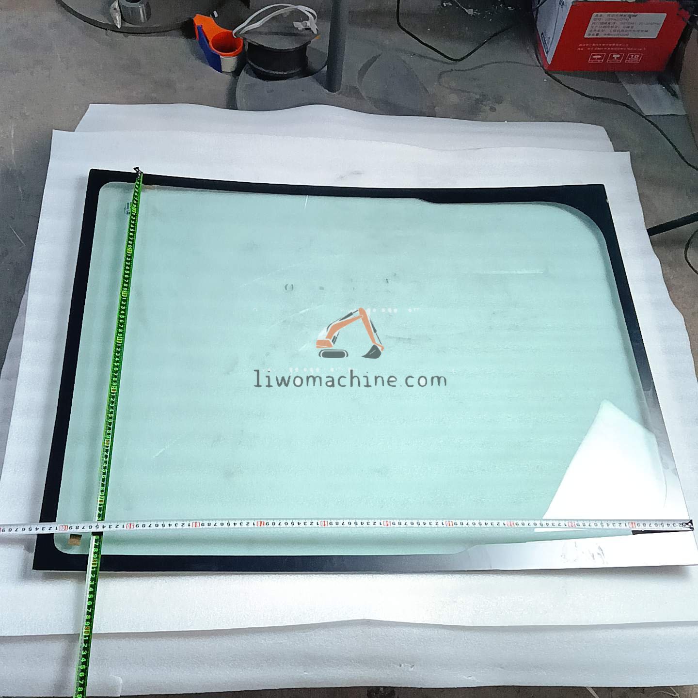 XCMG 802103356 前档玻璃 - Professional Construction Machinery Parts