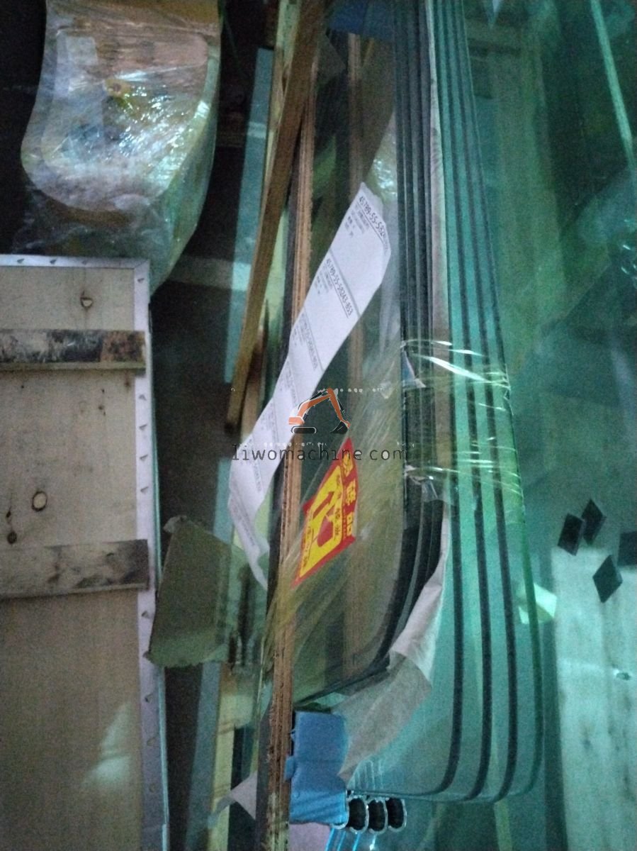XCMG DZ1643330012 车门玻璃总成(右) - Professional Construction Machinery Parts