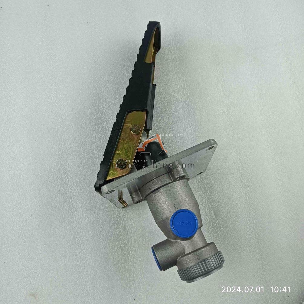 XCMG K1041095A 脚制动阀 - Professional Construction Machinery Parts