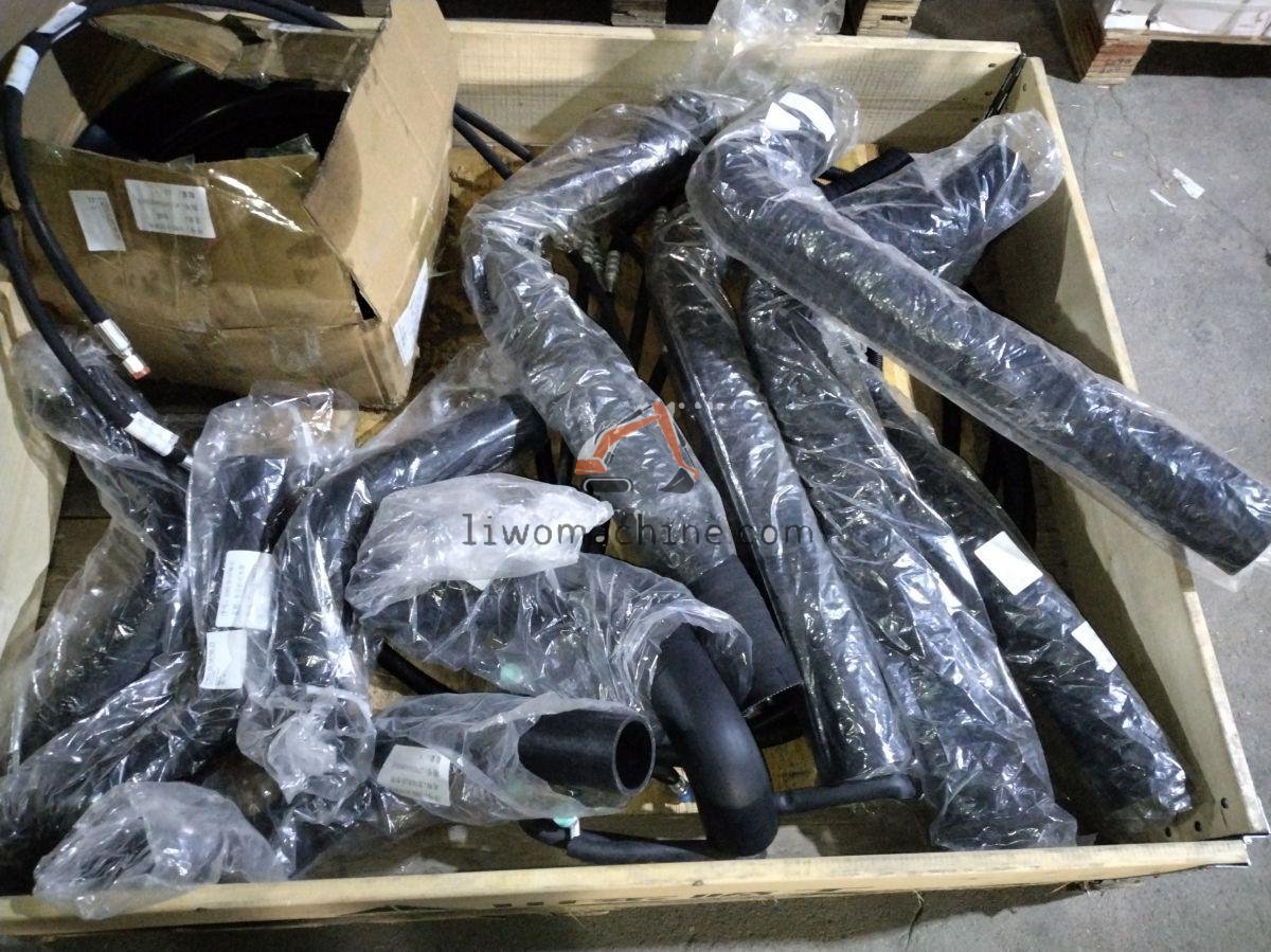 XCMG ZJ27030125991 发动机进水管 - Professional Construction Machinery Parts